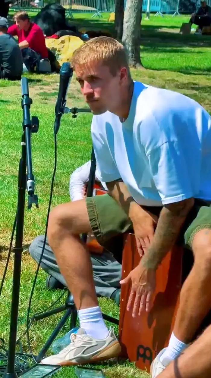 Justin Bieber gõ trống cajón trong buổi diễn ở Los Angeles. Ảnh: TikTok/@ww502.barbychicafeliz