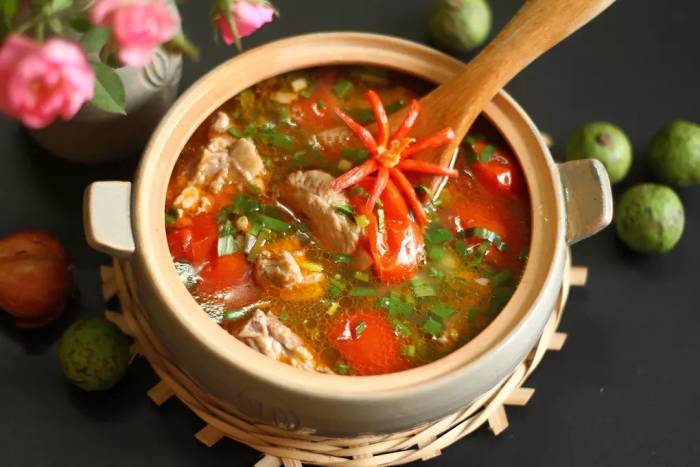 Nước hầm xương có collagen. Ảnh: Bùi Thủy