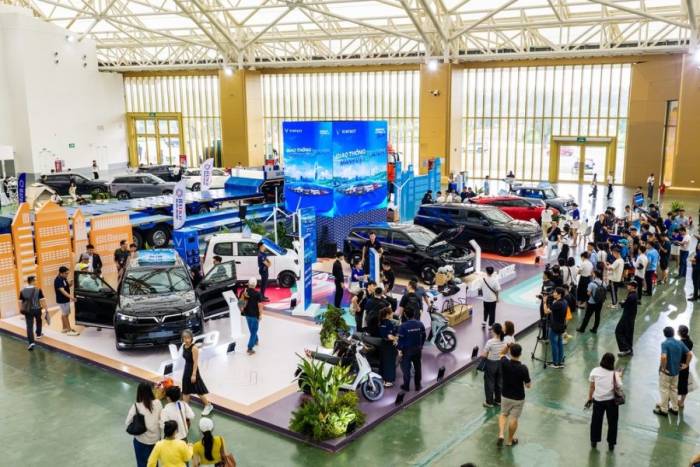 Không gian giới thiệu và trải nghiệm xe điện VinFast tại VITW 2026 thu hút đông đảo khách tham quan. Ảnh: Vingroup