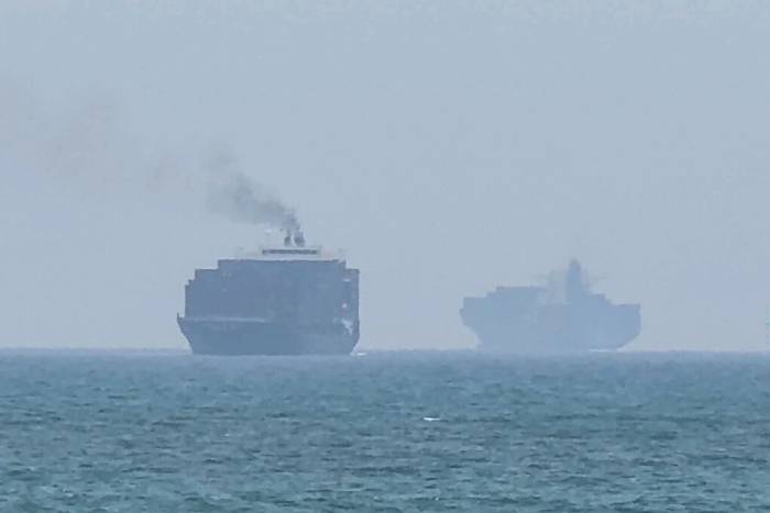 Các tàu hàng neo tại Khor Fakkan, Các tiểu vương quốc Arab Thống nhất ngày 12/7. Ảnh: AFP