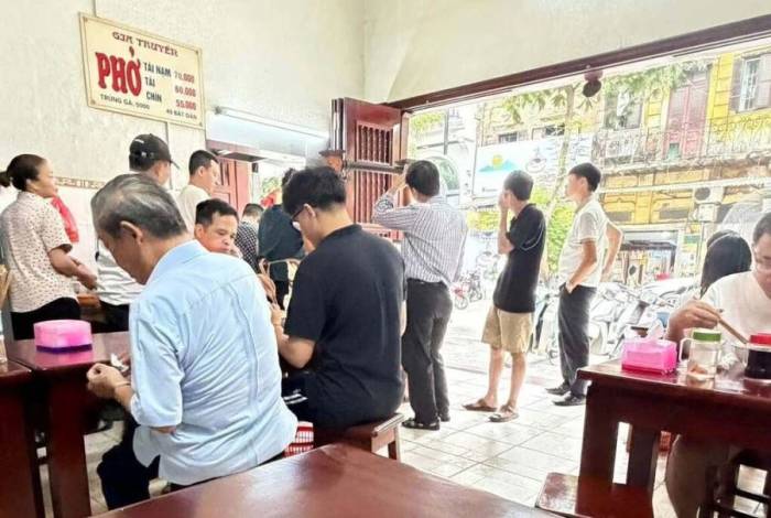 Quán phở Bát Đàn. Ảnh: Viet Trung