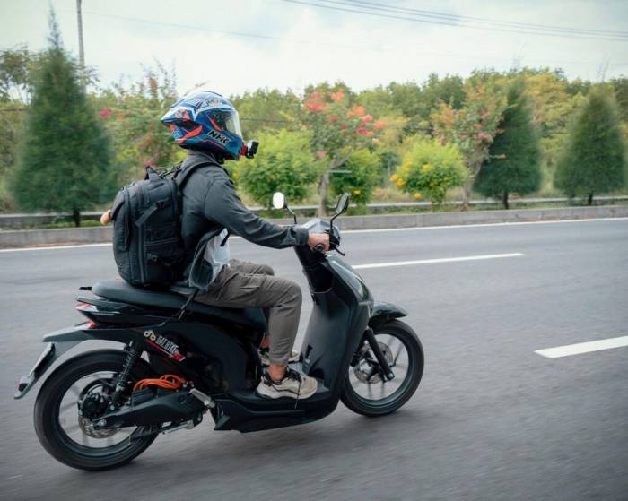 Vận hành Quantum S1 trên đường phố. Ảnh: Dat Bike