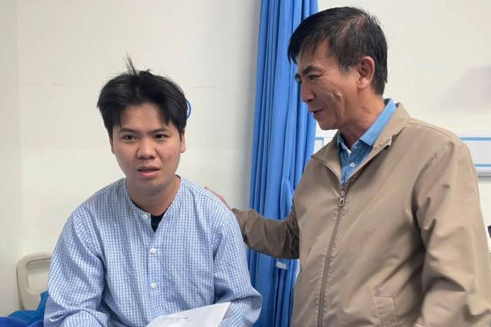 Nạn nhân Phan Ngọc Quốc Lên đang được điều trị tại bệnh viện. Ảnh: Ngọc Oanh