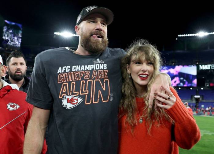 Travis Kelce ăn mừng chiến thắng cùng Taylor Swift sau trận đấu ở Baltimore, Maryland, tháng 1/2024. Ảnh: AFP