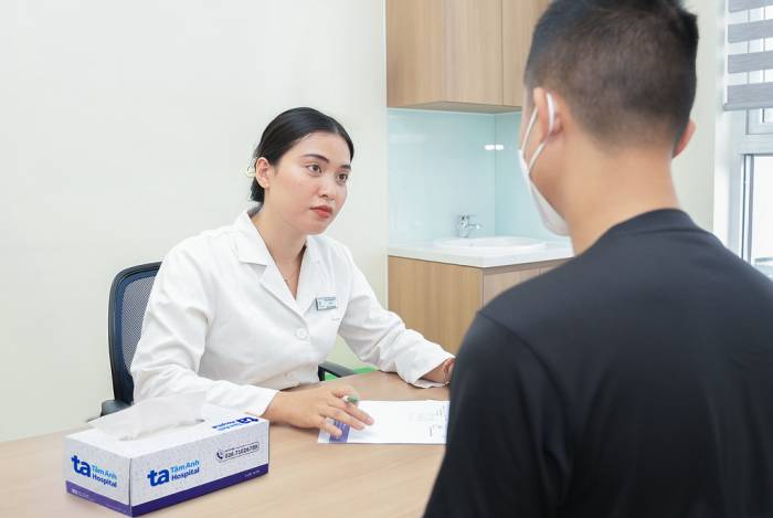 Bác sĩ Quỳnh tư vấn điều trị cho người bệnh. Ảnh: Bệnh viện Đa khoa Tâm Anh