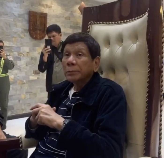 Ông Duterte  tại căn cứ không quân Villamor của Philippines sau khi bị bắt ngày 11/3/2025. Ảnh:  Instagram/Veronica Kitty Duterte