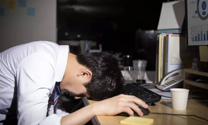 Áp lực đồng trang lứa ngày càng phổ biến và trầm trọng hơn dưới sự phát triển của mạng xã hội và truyền thông đại chúng. Ảnh minh họa: Korea Times