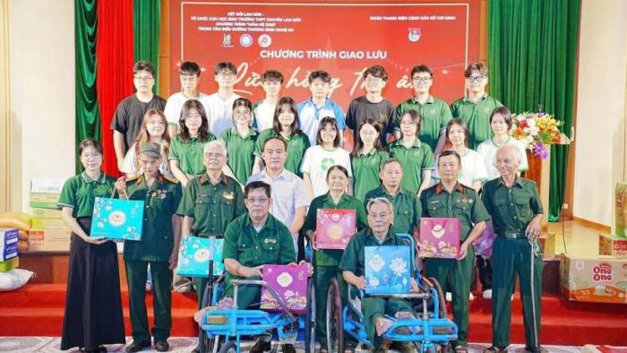 Hàng chục bạn trẻ ghé thăm Trung tâm Điều dưỡng thương binh Nghệ An, sáng 30/8. Ảnh: Nhân vật cung cấp