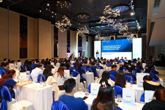 Hàng trăm dược sĩ Long Châu tham gia chương trình đào tạo về nhận biết và xử lý các triệu chứng nhãn khoa thường gặp tại nhà thuốc. Ảnh: Long Châu