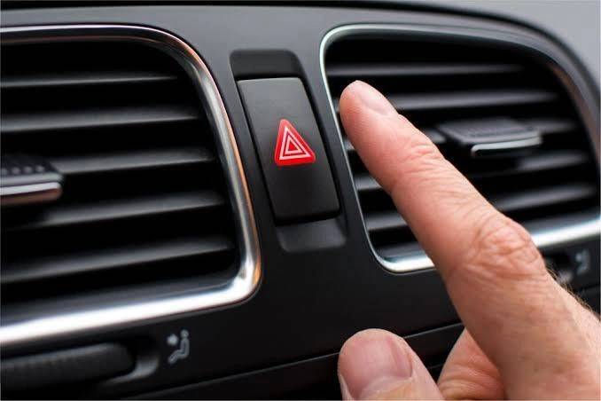 Công tắc bật đèn khẩn cấp, hoặc cảnh báo nguy hiểm trên xe. Ảnh; CarParts