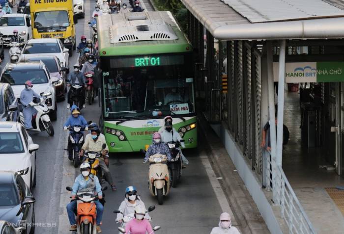 Xe buýt nhanh BRT lưu thông trên làn đường ưu tiên. Ảnh: Ngọc Thành
