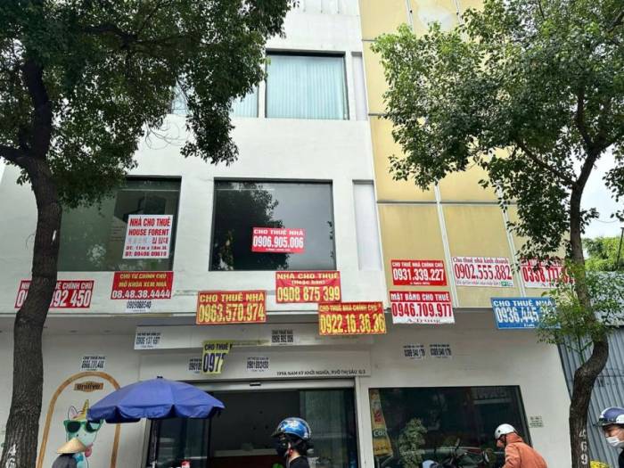Mặt bằng bỏ trống rao cho thuê ở TP HCM. Ảnh: Lê Tuyết