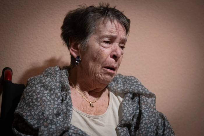 Bà Maricarmen, 87, đợi ở nhà trước khi cảnh sát tới cưỡng chế hôm 23/9. Ảnh: AP