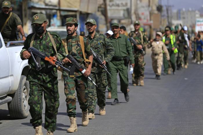 Lực lượng Houthi tuần hành tại Sanaa, thủ đô Yemen, ngày 10/9 để kêu gọi người dân nhập ngũ. Ảnh: AFP