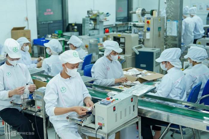 Doanh nghiệp của vợ chồng chị Nhi đang tạo việc làm cho 120 nhân viên, thu nhập 8-10 triệu đồng mỗi tháng. Ảnh: Nguyễn Đông