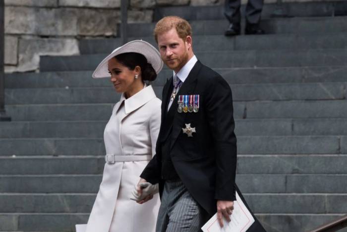 Vợ chồng Harry - Meghan rời Nhà thờ St Paul ở London, thủ đô Anh, ngày 3/6/2022. Ảnh: AFP