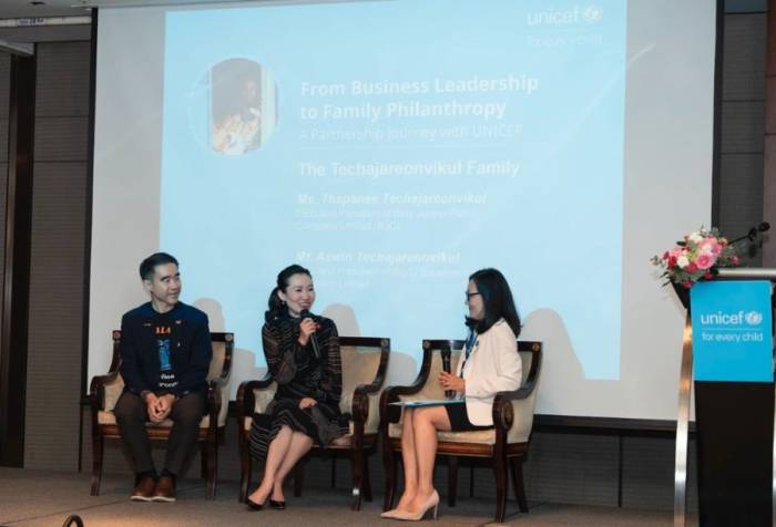 Gia đình Techajareonvikul là khách mời đặc biệt tại buổi đối thoại. Ảnh: UNICEF Việt Nam