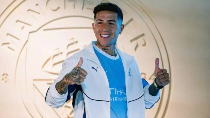 Enzo Fernandez chụp ảnh sau khi hoàn tất thương vụ chuyển đến Man City ngày 1/9. Ảnh: Man City