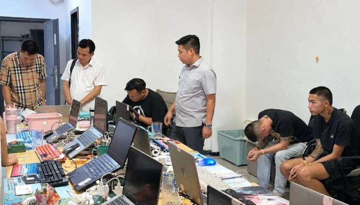 Công an khám xét tại hiện trường. Ảnh: Công an cung cấp