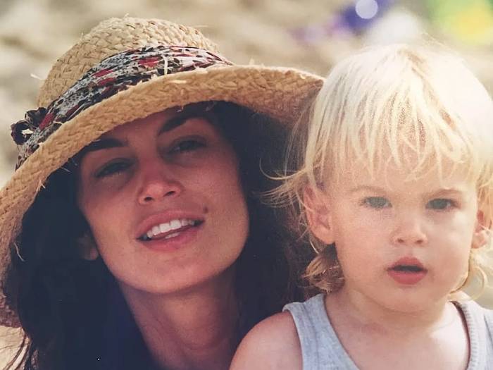 Presley và mẹ ngày nhỏ. Ảnh: Instagram Presley Gerber