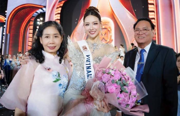 Bố mẹ chụp ảnh kỷ niệm với Bảo Ngọc sau chung kết Hoa hậu Thế giới 2026, hôm 5/9 ở Khánh Hòa. Ảnh: Nhân vật cung cấp