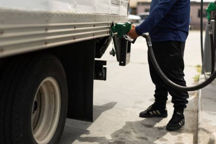 Dầu diesel được bơm vào xe tải ở California (Mỹ) hồi tháng 5/2026. Ảnh: Reuters