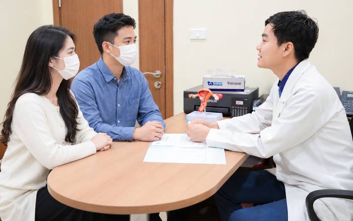 Bác sĩ Cường tư vấn cho một cặp đôi tầm soát HPV khi khám sức khỏe tiền hôn nhân. Ảnh: Bệnh viện Đa khoa Tâm Anh
