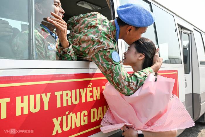Nụ hôn tạm biệt trước giờ lên đường của bộ đội mũ nồi xanh. Ảnh: Giang Huy