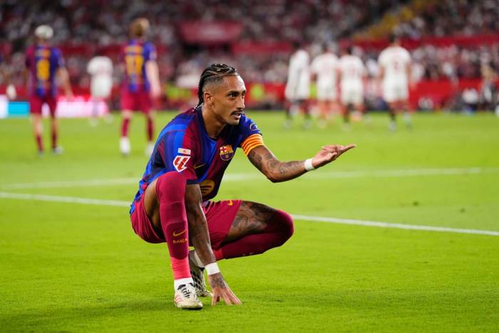 Raphinha mừng bàn nâng tỷ số lên 2-1 trong trận Barca thắng Sevilla trên sân Ramon Sanchez Pizjuan, Seville, Tây Ban Nha ngày 19/9/2026. Ảnh: AP