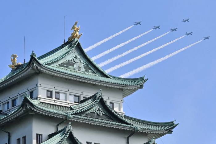 Các máy bay Kawasaki T-4 thuộc Đội bay biểu diễn nhào lộn Blue Impulse của Lực lượng Tự vệ Trên không Nhật Bản thực hiện chuyến bay biểu diễn qua khu vực gần Thành Nagoya trước thềm lễ khai mạc Đại hội Thể thao châu Á ASIAD 2026 tại Nagoya ngày 19/9/2026. Ảnh: AFP
