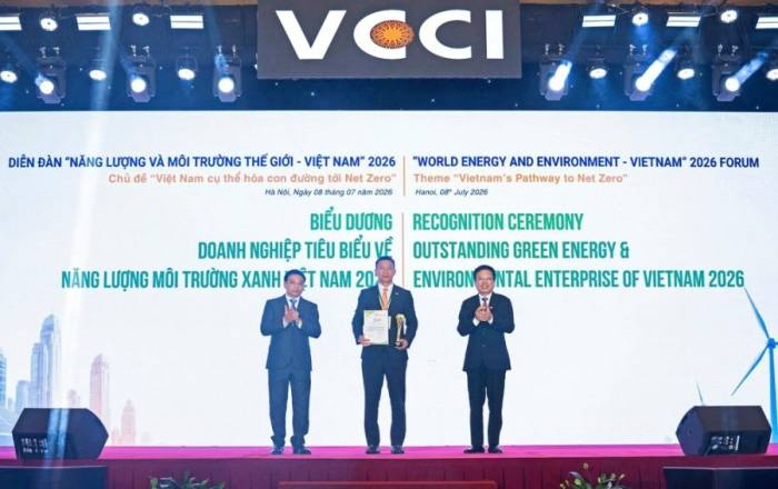 Đại diện ngân hàng nhận giải tại Diễn đàn Năng lượng và Môi trường Thế giới - Việt Nam 2026 do VCCI tổ chức. Ảnh: SHB