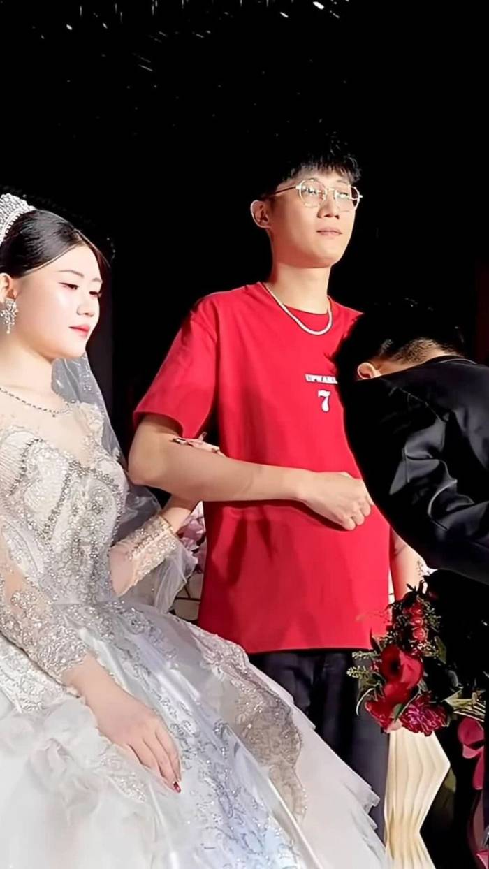 Bố bị nhầm là em trai trong đám cưới con gái