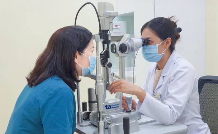 Bác sĩ Nhi kiểm tra mắt cho một phụ nữ. Ảnh minh họa: Bệnh viện Đa khoa Tâm Anh