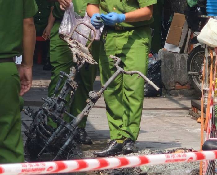 Nhiều xe máy bị cháy trơ khung được đưa ra từ tầng trệt ngôi nhà xảy ra hoả hoạn. Ảnh: Đình Văn
