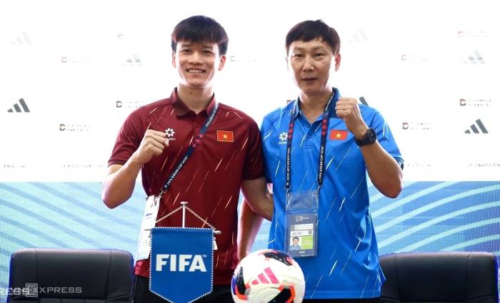 HLV Kim Sang-sik và Nguyễn Hoàng Đức tham dự họp báo tại sân Si Jalak Harupat, Bundung, Indonesia chiều 25/9/2026, trước vòng bảng FIFA ASEAN Cup 2026. Ảnh: Đức Đồng