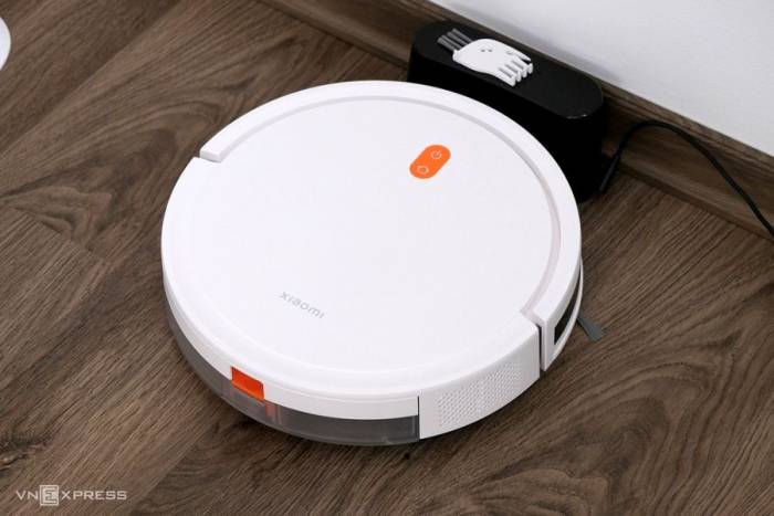Một mẫu robot hút bụi lau nhà giá rẻ. Ảnh: Tuấn Hưng