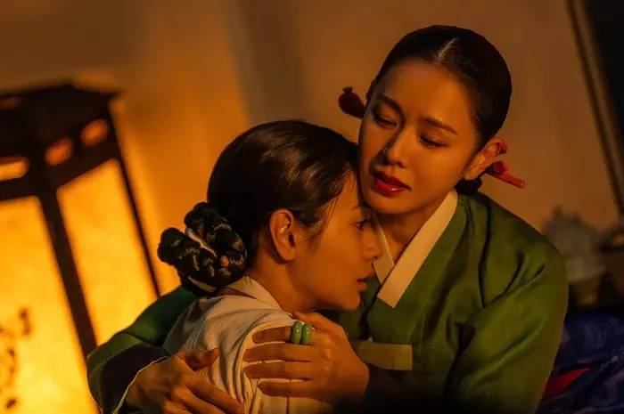 Son Ye Jin (phải) và Nana. Ảnh: Netflix