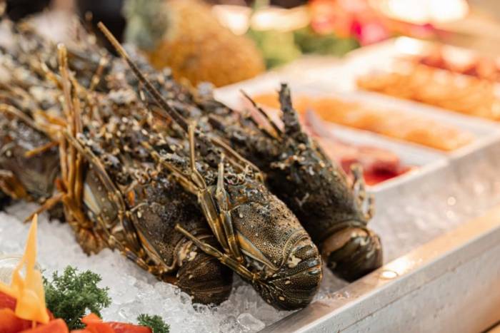 Hải sản cao cấp được tuyển chọn tại nhà hàng JW Café. Ảnh: JW Marriott Hotel Hanoi