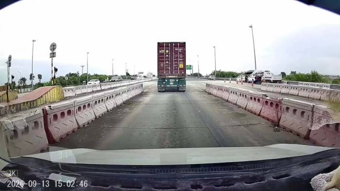 Barie trạm thu phí sập vào đầu ôtô
