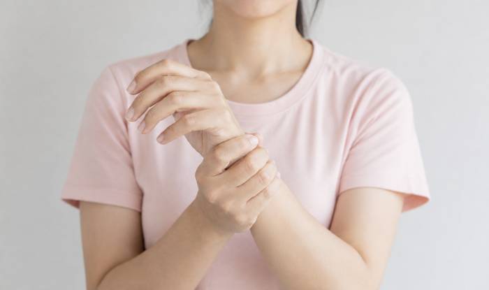 Parkinson chủ yếu ảnh hưởng đến vận động nhưng cũng có thể liên quan đến một số vấn đề về thị giác như nhìn mờ, nhìn đôi. Ảnh minh họa: AI