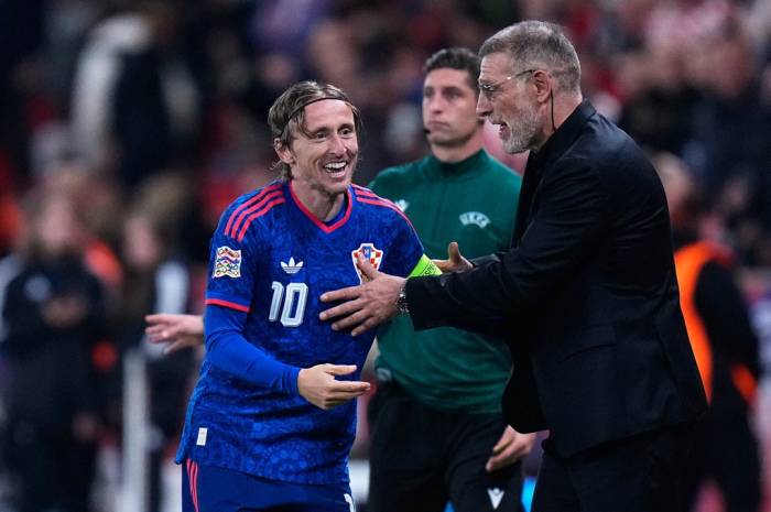 Luka Modric chia vui với HLV Slaven Bilic sau khi ghi bàn mở tỷ số trận Croatia thắng chủ nhà CH Czech 2-1 ở bảng A3 Nations League trên sân Fortuna, Prague ngày 26/9/2026. Ảnh: AP