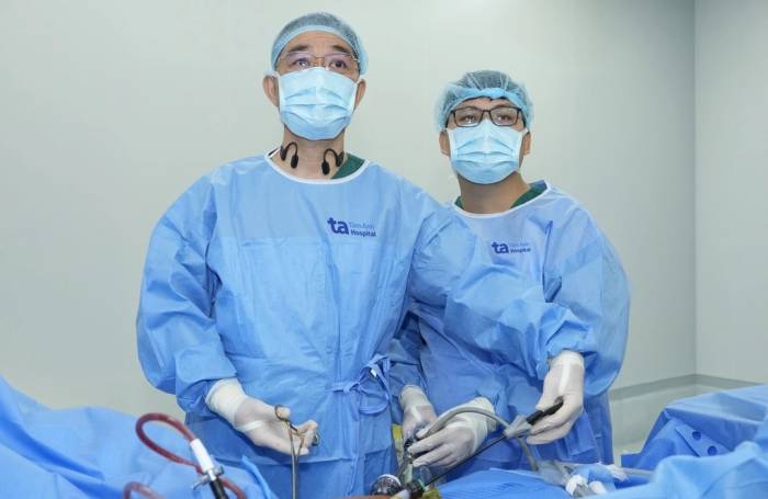 Bác sĩ Dũng (bên trái) cùng êkíp phẫu thuật cắt u tuyến ức cho người bệnh. Ảnh: Bệnh viện Đa khoa Tâm Anh