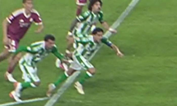 Bartra chưa vi phạm khi Mbappe đá phạt đền trong trận Betis - Real trên sân Cartuja, thành phố Seville, Tây Ban Nha, vòng 4 La Liga ngày 4/9/2026. Ảnh: chụp màn hình