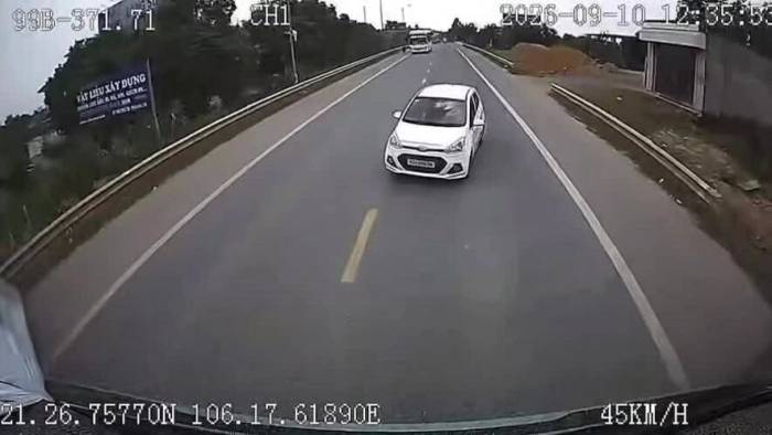 Xe con lấn làn lao thẳng vào đầu ôtô ở hướng ngược chiều