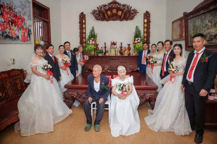 Vợ chồng Nguyễn Thị Cử và cụ Vũ Văn Tiện, 93 tuổi, cùng 6 người con tổ chức đám cưới lại tại gia đình ở phường Yên Dũng, tỉnh Bắc Ninh, ngày 1/9. Ảnh: Hương Trà