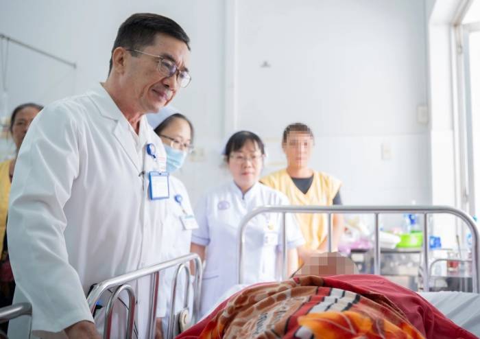 Bác sĩ Di thăm khám người bệnh. Ảnh: Bệnh viện cung cấp