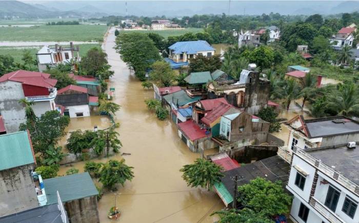Nhiều thôn xóm ở Kim Tân, Thanh Hoá đang bị lũ bao vây, cô lập. Ảnh: Lê Hoàng