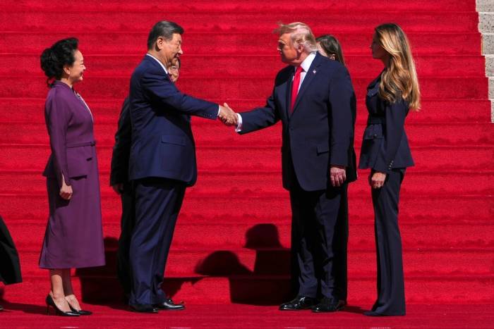 Tổng thống Trump bắt tay Chủ tịch Tập khi hai lãnh đạo tới Bảo tàng Lưu trữ Quốc gia tại Washington ngày 25/9. Ảnh: AP