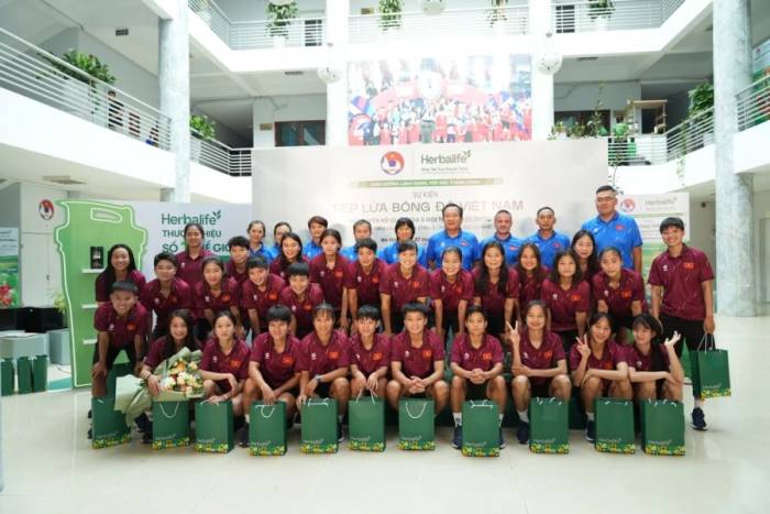 Các cầu thủ và những món quà từ thương hiệu. Ảnh: HBL