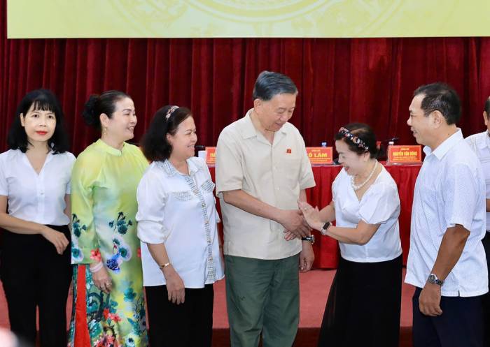Tổng Bí thư, Chủ tịch nước Tô Lâm trò chuyện với cử tri. Ảnh: Quang Thái